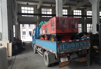 Ride-on-machine-for-filling-artificial-turf