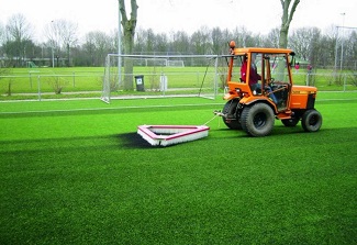 The-triangle-brush-for-artificial-grass