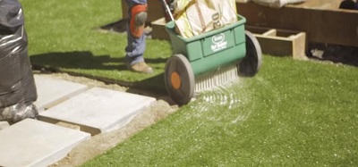 infill-silica-into-artificial-grass